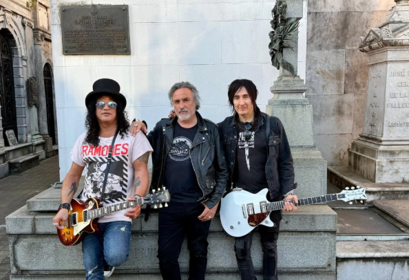 Rock entre lápidas: los guitarristas de Guns N’ Roses revolucionaron la Recoleta con una sesión fotográfica única