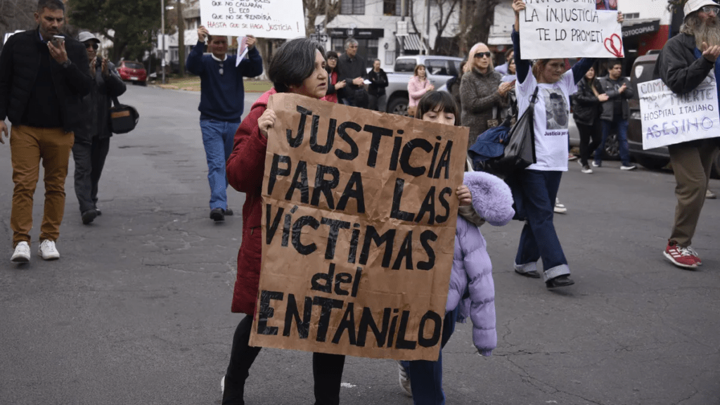 Familiares de víctimas de fentanilo marcharán en el Monumento a la&nbsp;Bandera