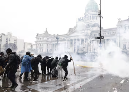 Enfrentamientos con la policía y una proclama contra el ajuste: el saldo de la marcha universitaria en el Congreso