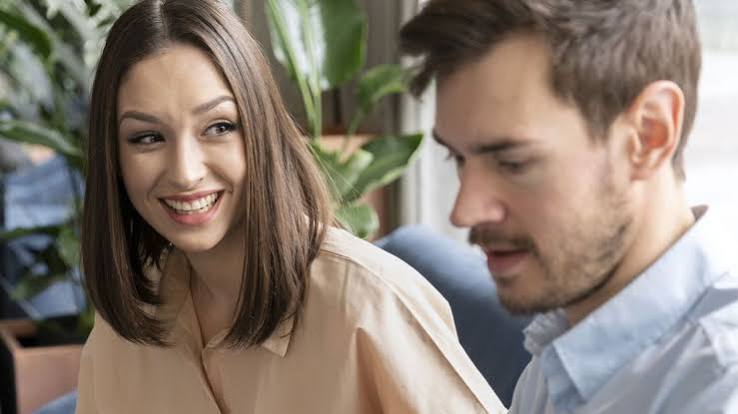 El motivo psicológico detrás de las personas que evitan mirarte a los ojos